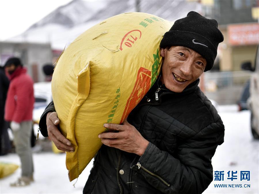 (新華全媒頭條·圖文互動(dòng))(4)風(fēng)雪中傳遞溫暖的力量——記青海干部群眾抗擊玉樹(shù)雪災(zāi)