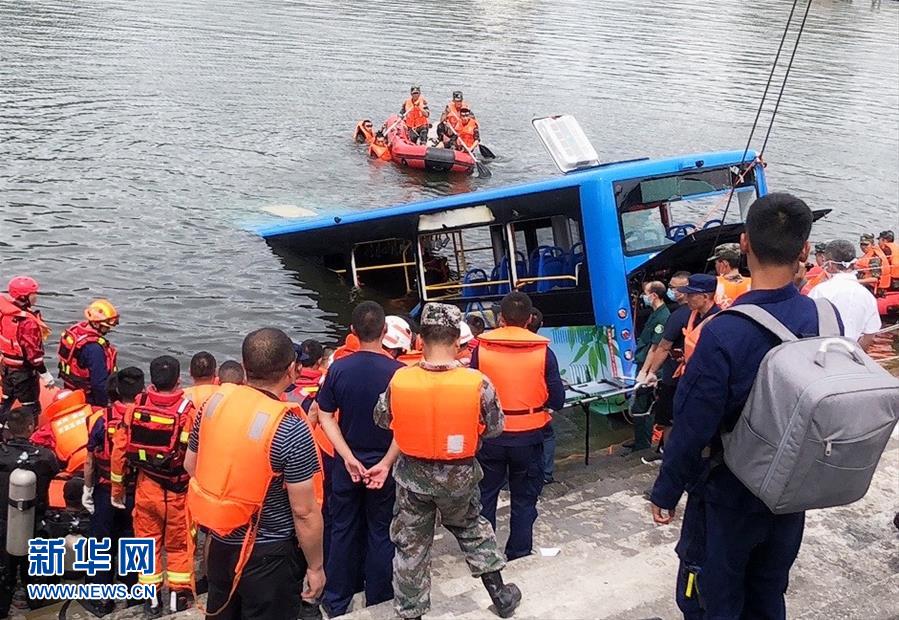 (社會(huì))貴州安順公交車墜入虹山湖水庫致21人死亡15人受傷