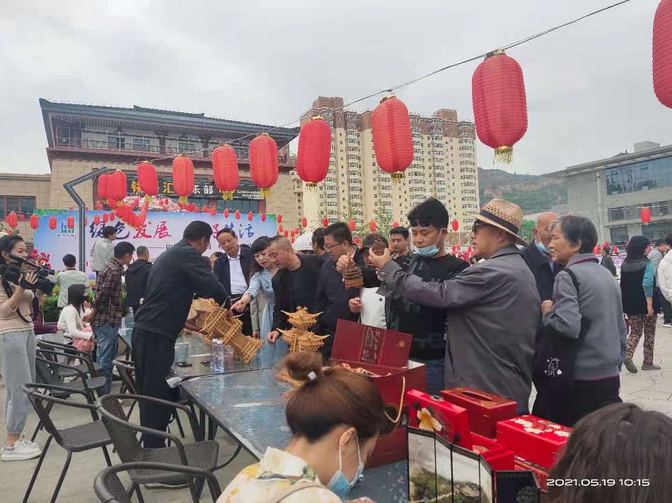 市民駐足觀看.jpg 市民駐足觀看.jpg