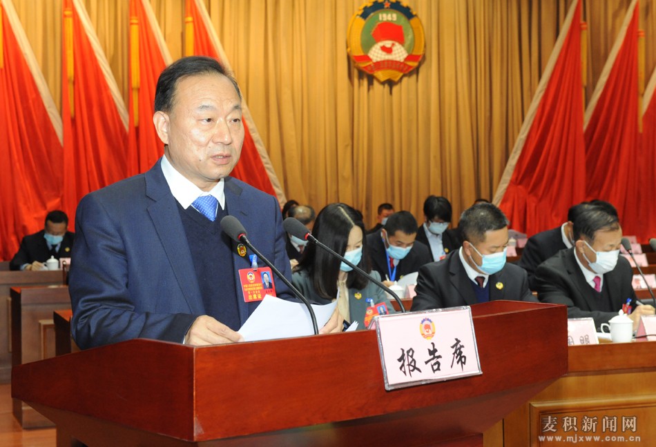 顺åº6区政å主å¸é«˜å¿—强代表区政å常委会作工作报告